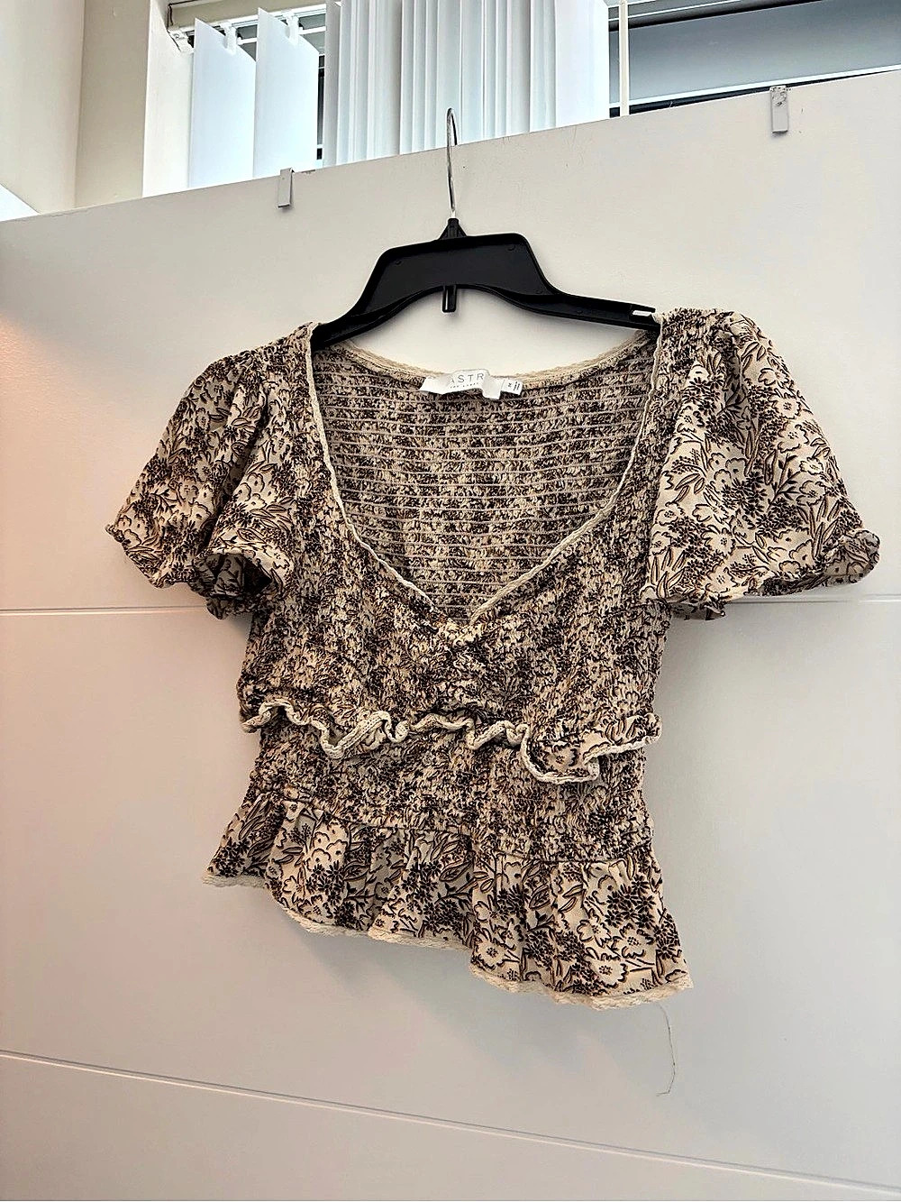 ASTR The Label Floral Puff Sleeve Blouse in Brown & Cream Size Medium
